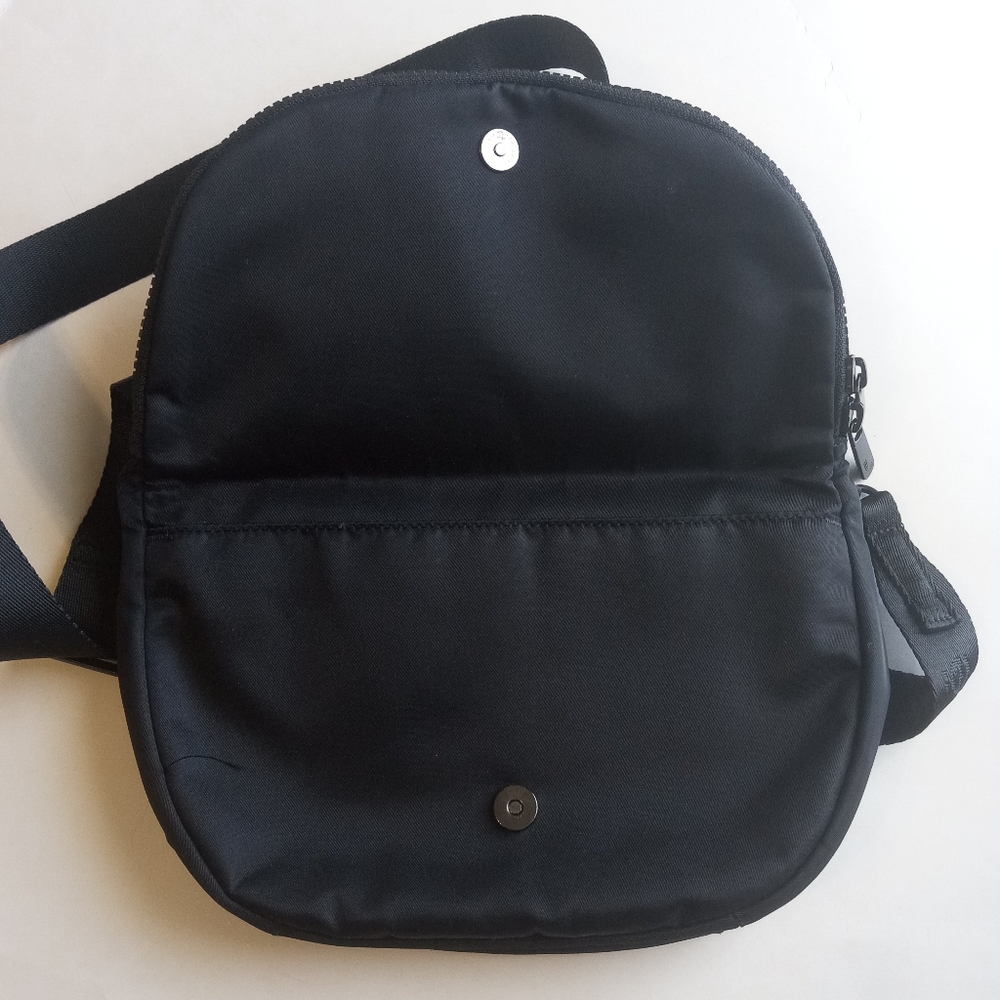 SOLD!Lole Nylon Black Crossbody Bag Adjustable Strap Unisex NWOT - Picture 5 of 12